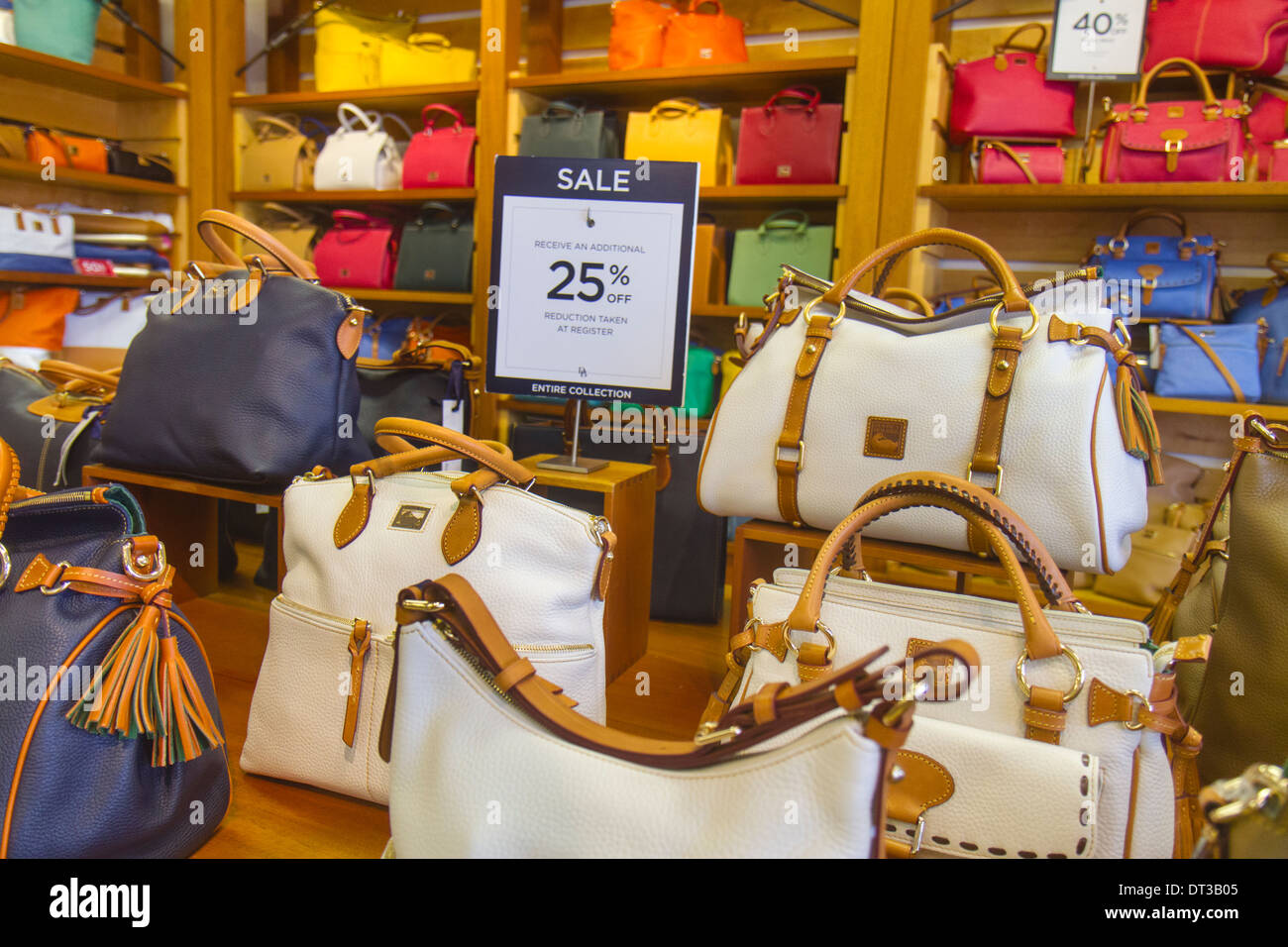 Vero Beach Florida Vero Fashion Outlets Dooney und Bourke Leder Handtasche Geldborse Taschenbucher Accessoires Clearance Shopping Shopper Shopper Shop Sho Stockfotografie Alamy