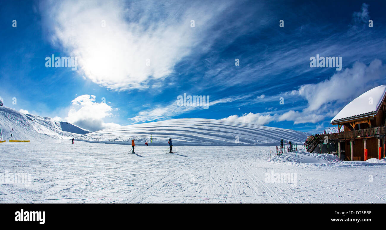 Skifahrer auf der Piste La Plagne französische Alpen Stockfoto