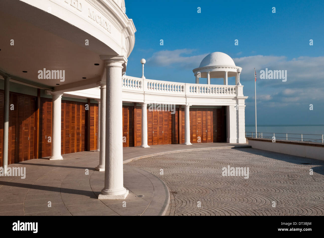 Die King George V Colonnade am Meer vor der De La Warr Pavilion, Bexhill, Sussex, England Stockfoto