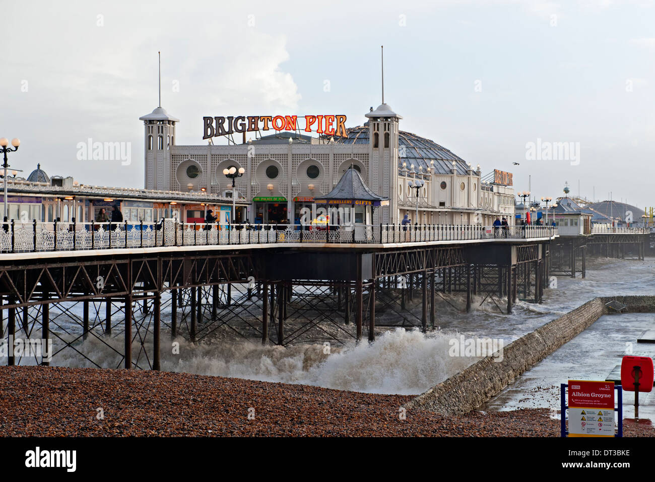 Hoher See am Pier von Brighton während der Stürme, die durch Süden Großbritanniens im Januar und Februar 2014 gefegt Stockfoto