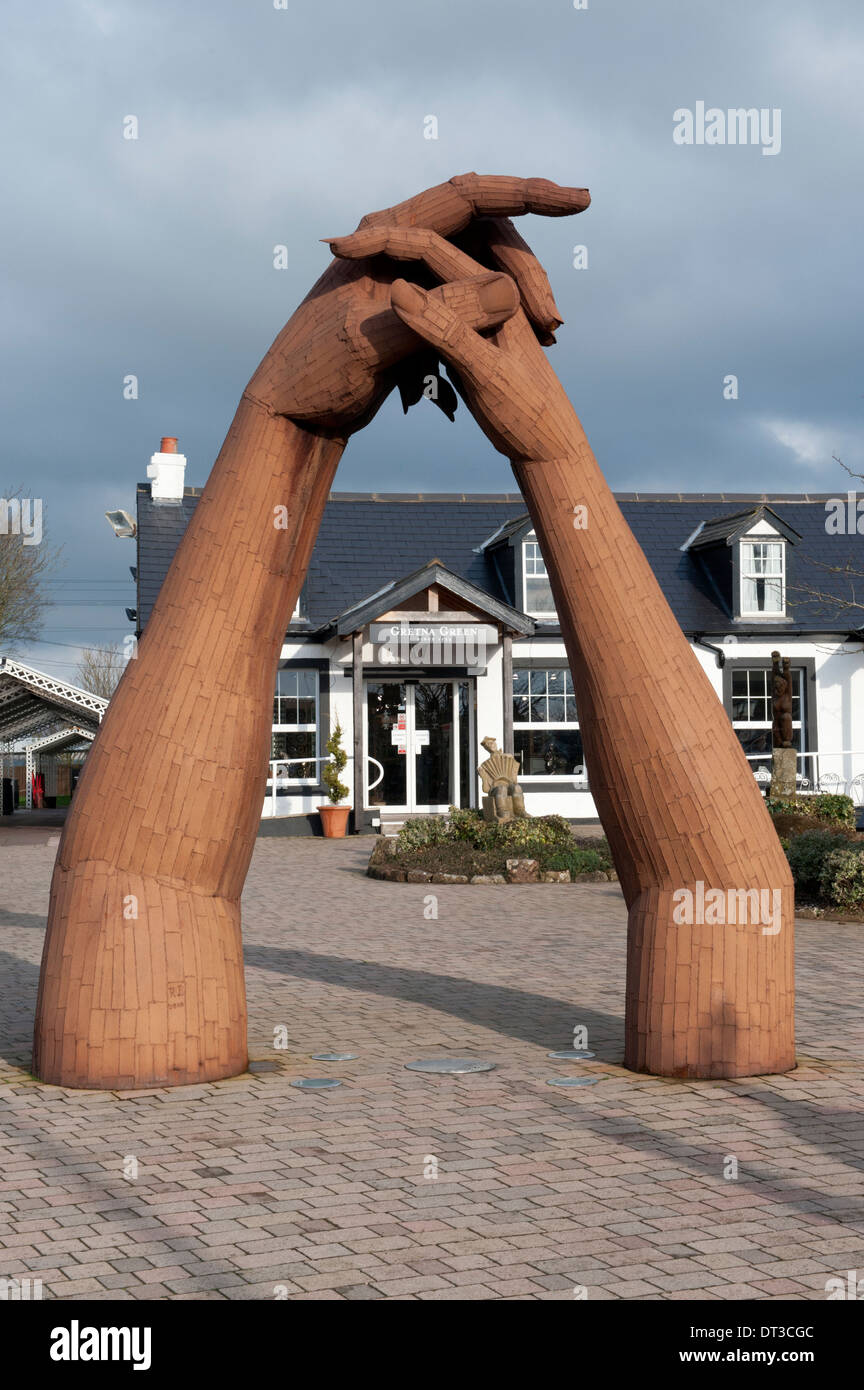 Der große Tanz-Skulptur von Ray Lonsdale im Skulpturengarten in Gretna Green, Schottland;  Das Besucherzentrum im Hintergrund Stockfoto