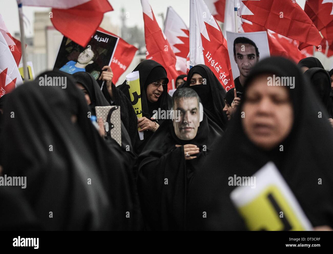 Aali, Bahrain. 7. Februar 2014. Tausende von Anti-Regierungs-Demonstranten besuchte Kundgebung der Opposition, dass anspruchsvolle zum Sturz der Regierung und Takedown der Premierminister, der diese Position seit 43 Jahren als die längste Premierminister in der Welt, hält auf Kredit-7. Februar 2014: Ahmed Alfardan/NurPhoto/ZUMAPRESS.com/Alamy Live News Stockfoto