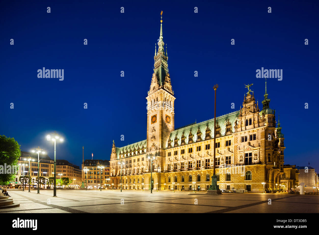 Nächtliche Langzeitbelichtung Schuss des berühmten Rathauses in Hamburg, Deutschland. Stockfoto