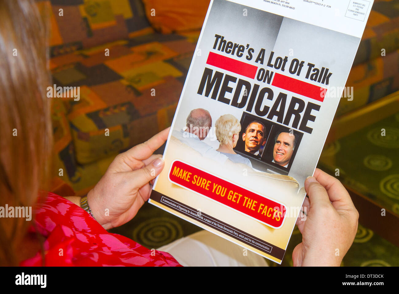 Miami Beach Florida, Erwachsene Erwachsene Frau Frauen weibliche Dame, lesen, Präsidentschaftswahlkampf, vergleichen Medicare Pläne, Obama, Romney, AARP, Besucher reisen Stockfoto