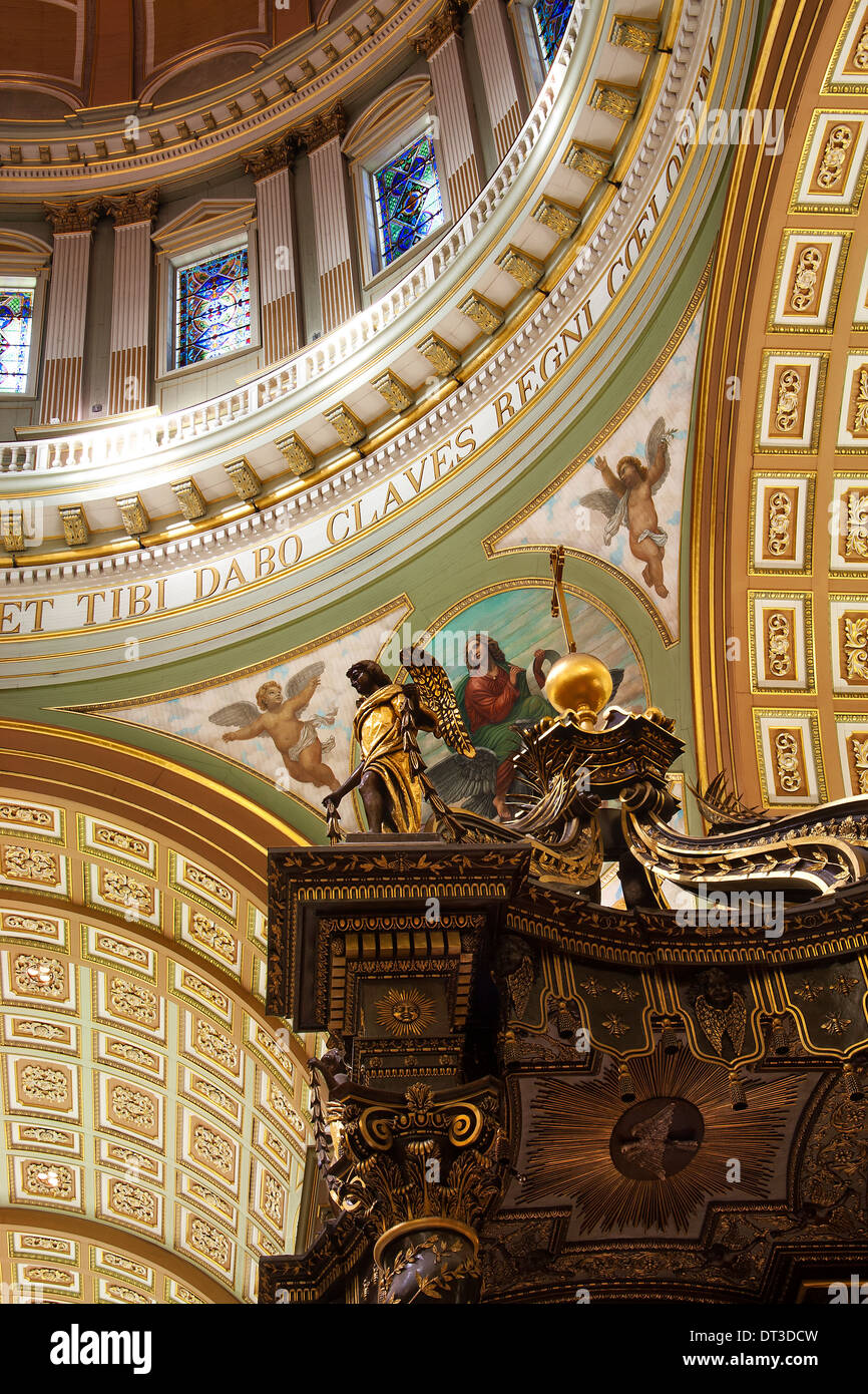 Das Innere von Mary Queen of die Welt Kathedrale in Montreal, Kanada, einschließlich der Hauptaltar. Stockfoto
