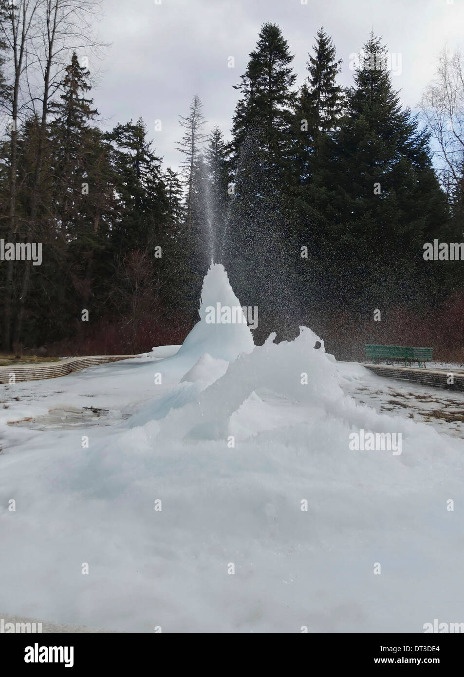 Gefrorener Brunnen im Berg im Winter, Rila Berg, Borovetz, Bulgarien Stockfoto