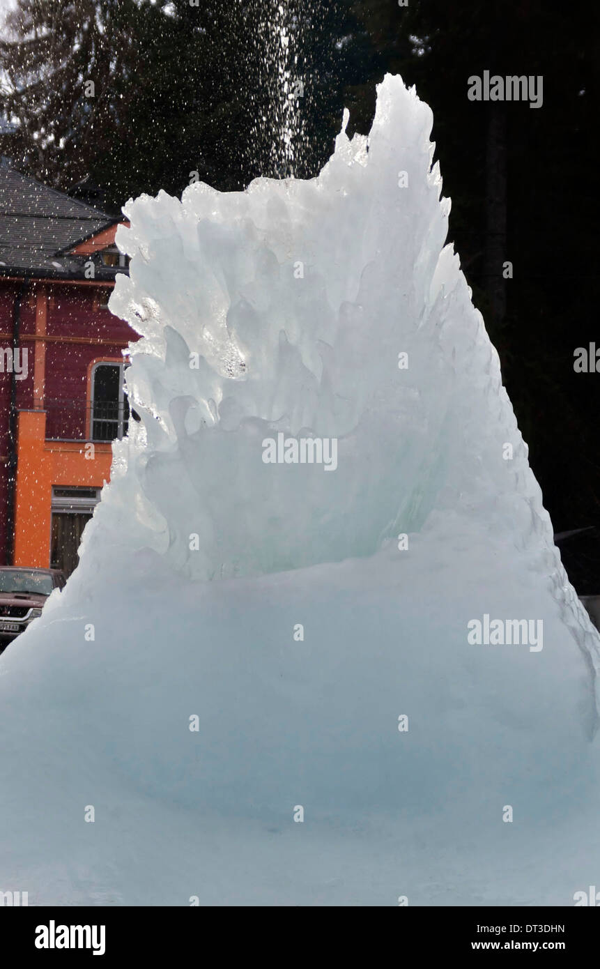 Gefrorener Brunnen im Berg im Winter, Rila Berg, Borovetz, Bulgarien Stockfoto