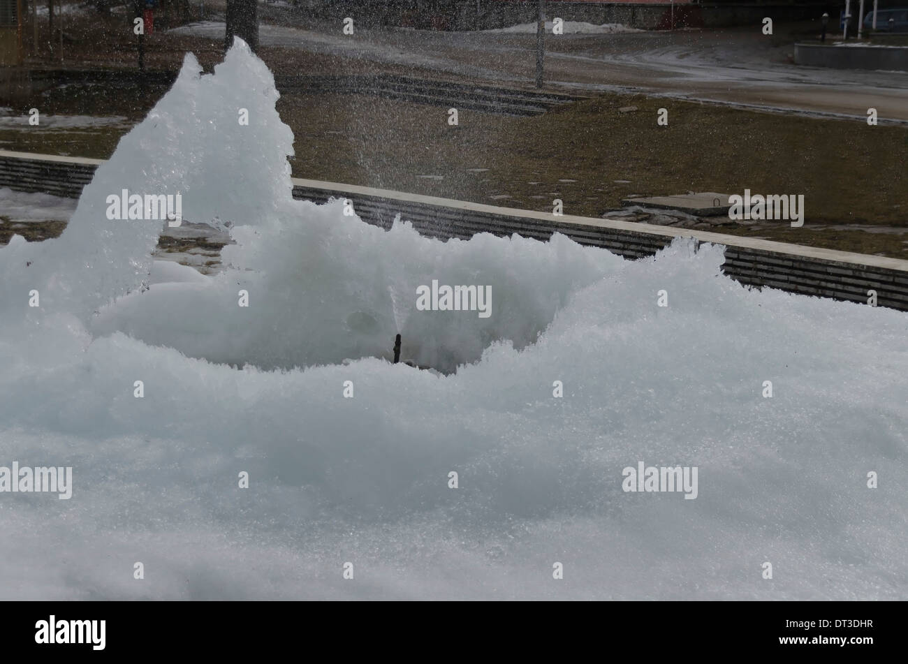 Gefrorener Brunnen im Berg im Winter, Rila Berg, Borovetz, Bulgarien Stockfoto