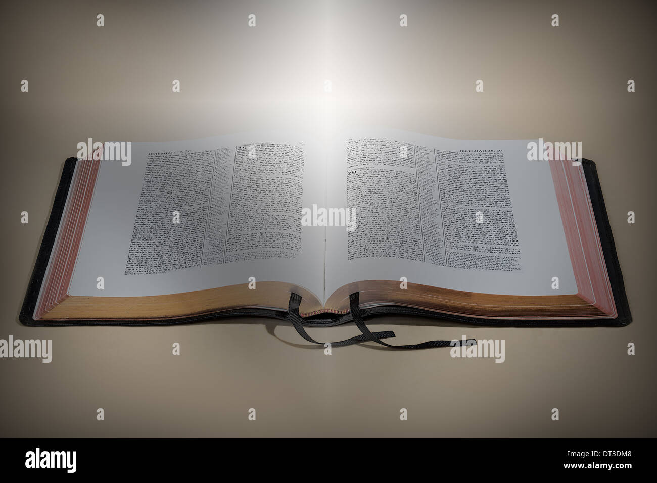 Aufgeschlagene Bibel mit Heiliges Licht in einem Kreuzmuster Stockfoto