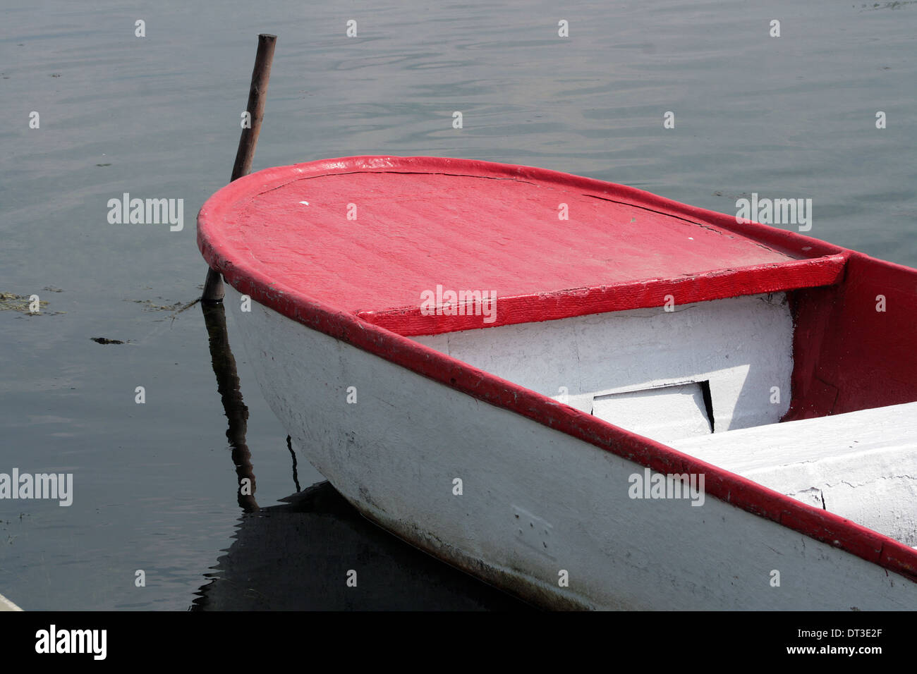 Ein rot-weiß-Skiff vertäut in San Pablo See in der Nähe von Otavalo, Ecuador Stockfoto