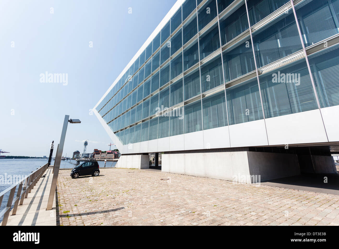 Seitlicher Blick auf die schöne Dockland Gebäude in Hamburg, Deutschland an der Elbe. Stockfoto