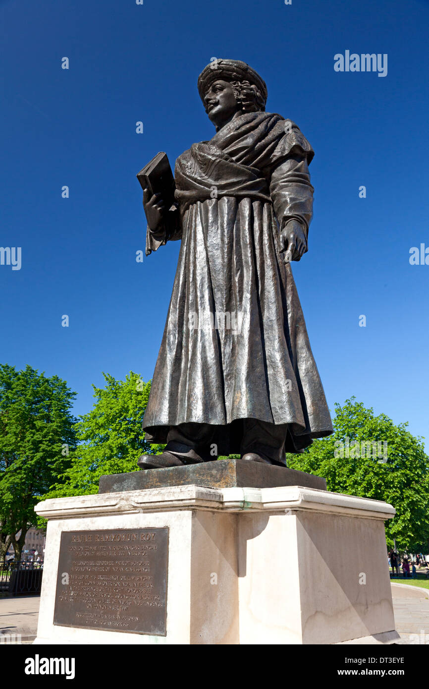 Statue von Rajah Rammohun Roy außerhalb Bristol Cathedral Stockfoto