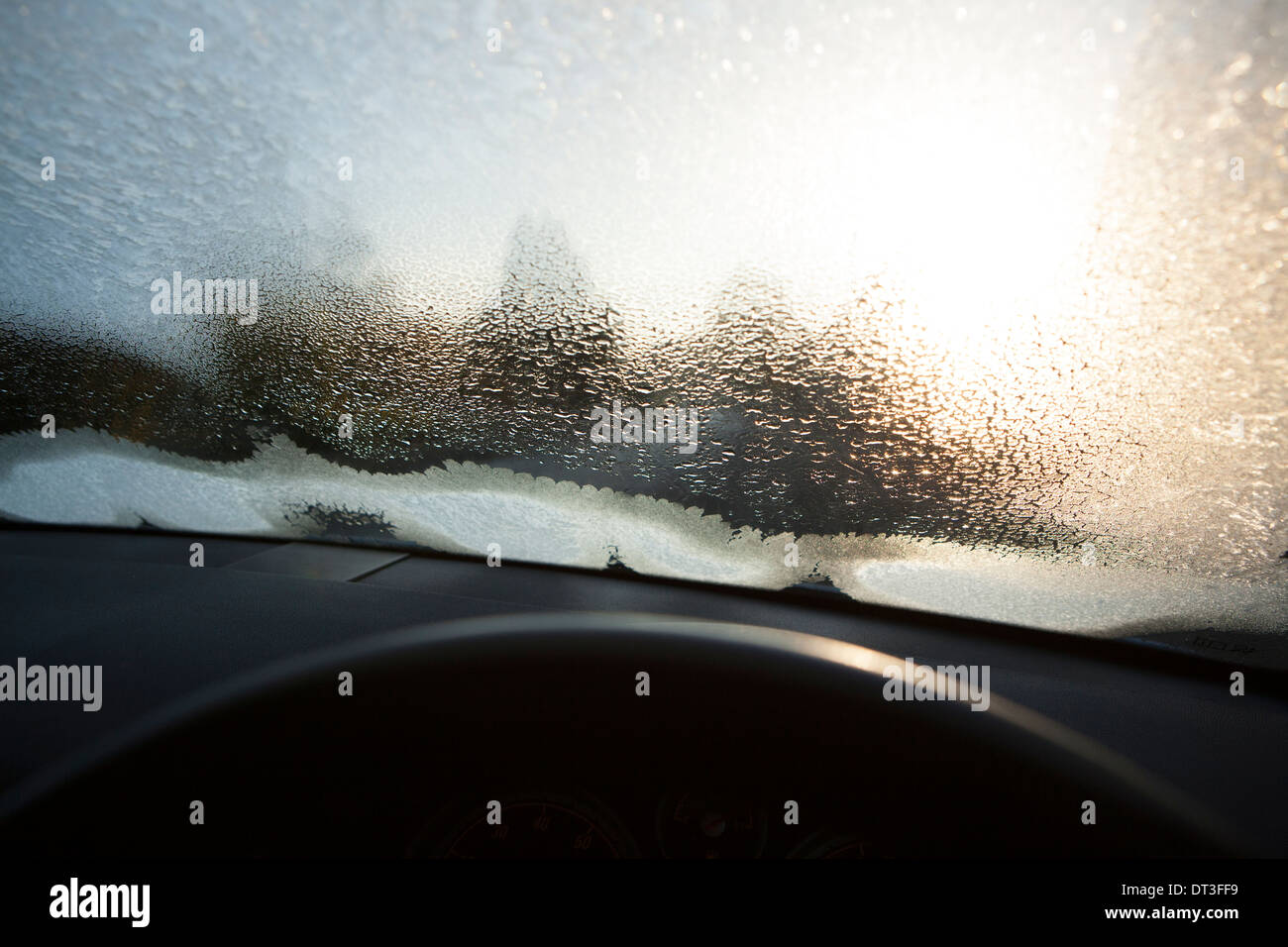 Auto Windschutzscheibe Auftauen gefroren, schmilzt Eis Stockfotografie -  Alamy