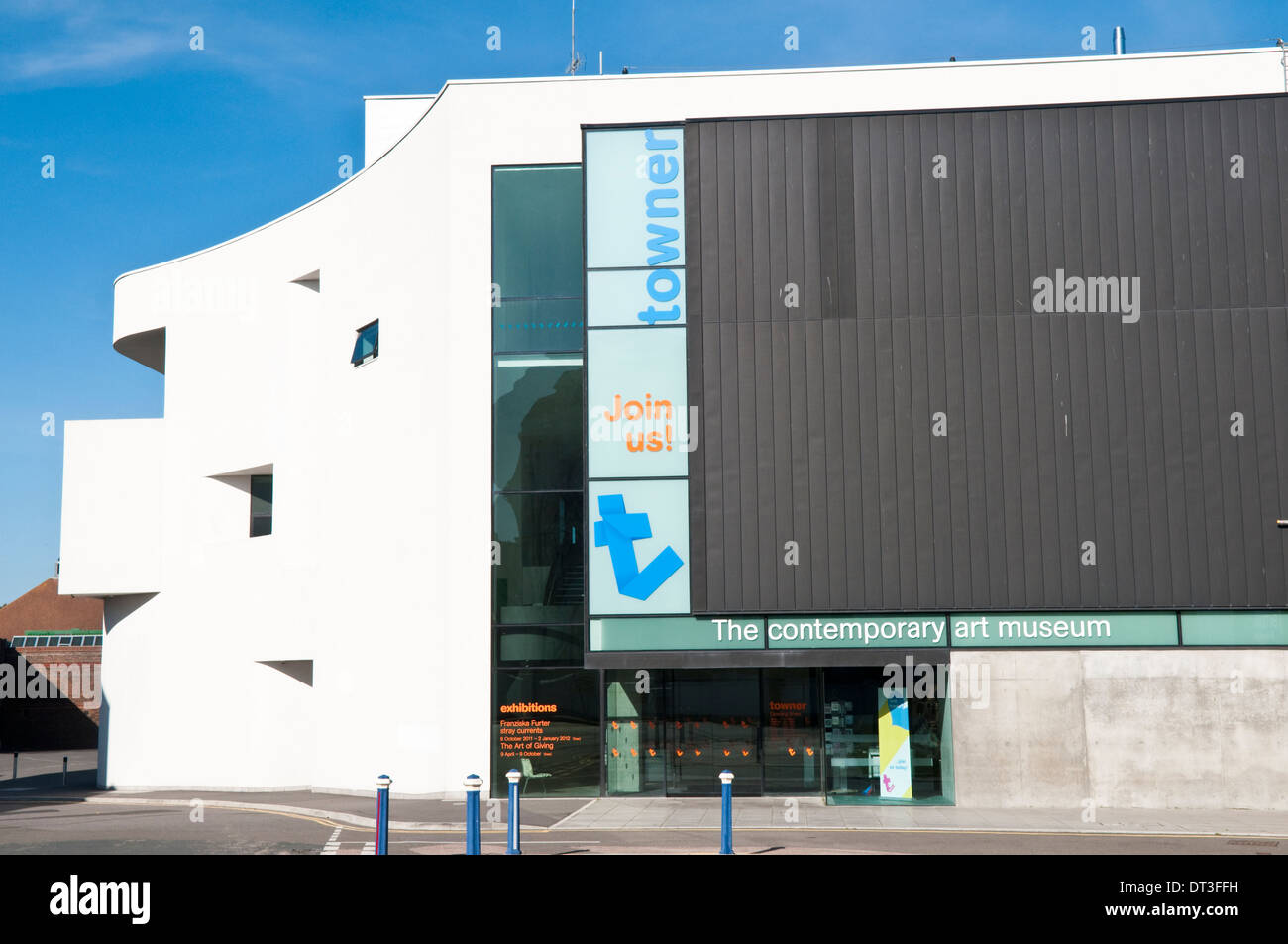 Die Vorderseite des modernen weißen ConcreteTowner Art Gallery in Eastbourne, Sussex, Großbritannien Stockfoto