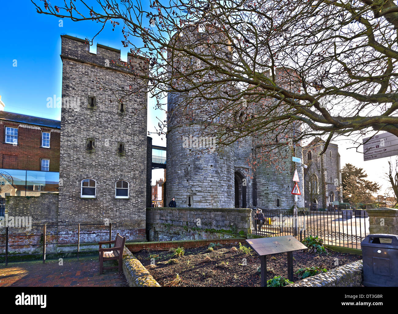 Das Westgate ist ein mittelalterliches Torhaus in Canterbury, Kent, England Stockfoto