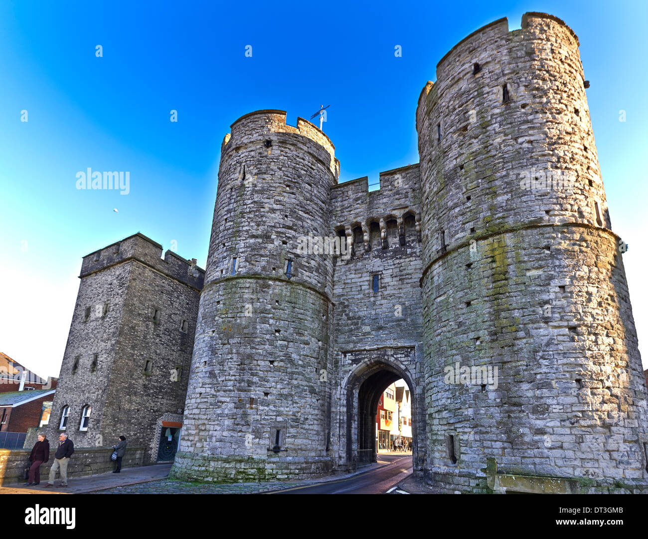 Das Westgate ist ein mittelalterliches Torhaus in Canterbury, Kent, England Stockfoto