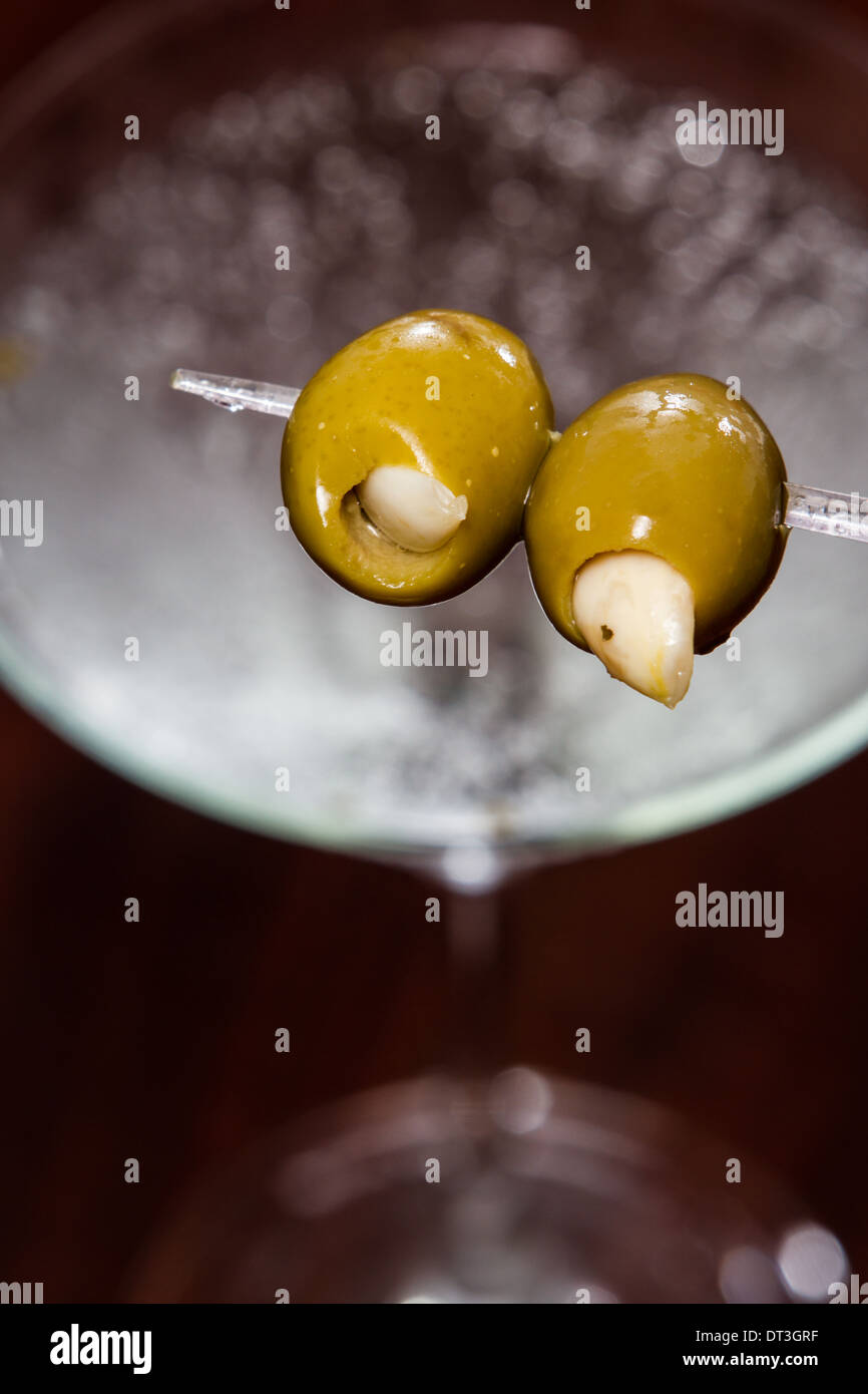 Knoblauch gefüllte Martini Oliven statt bei einem Cocktail im Hintergrund Stockfoto