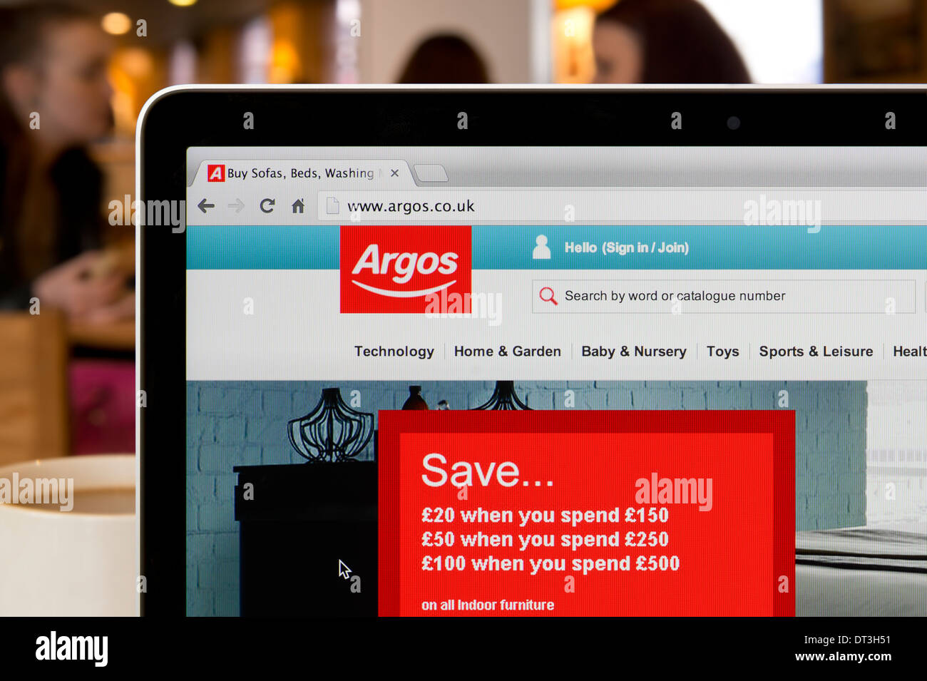 Die Argos-Website erschossen in einem Coffee-Shop-Umfeld (nur zur redaktionellen Verwendung: print, TV, e-Book und redaktionelle Webseite). Stockfoto