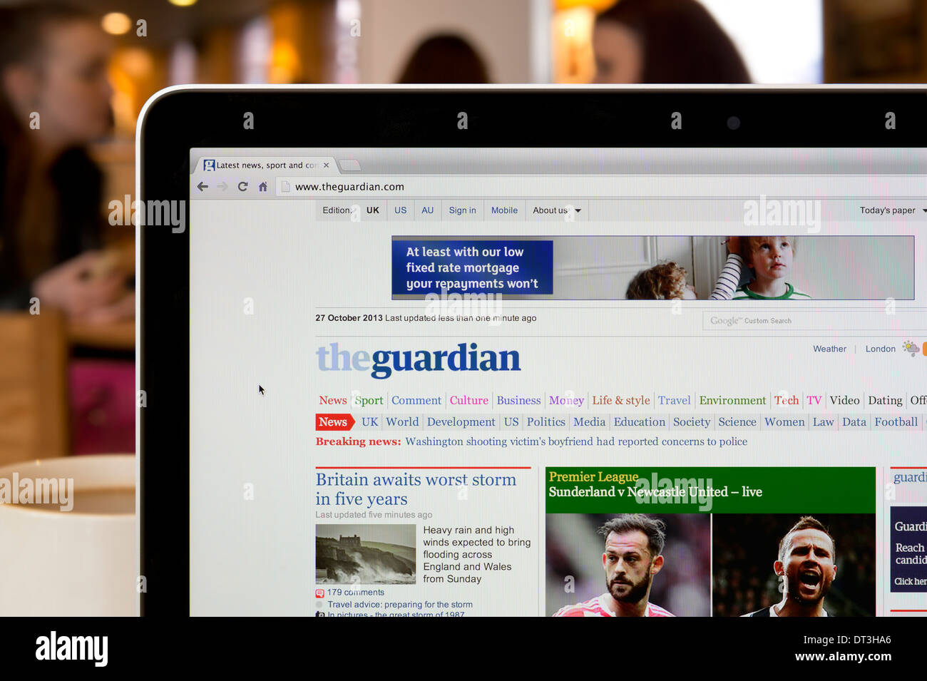 Die Guardian Website erschossen in einem Coffee-Shop-Umfeld (nur zur redaktionellen Verwendung: print, TV, e-Book und redaktionelle Webseite). Stockfoto