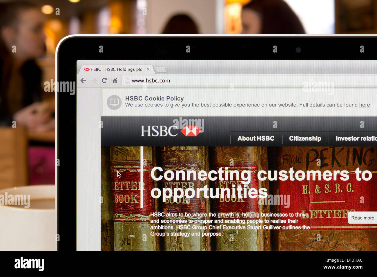 Die HSBC-Website erschossen in einem Coffee-Shop-Umfeld (nur zur redaktionellen Verwendung: print, TV, e-Book und redaktionelle Webseite). Stockfoto