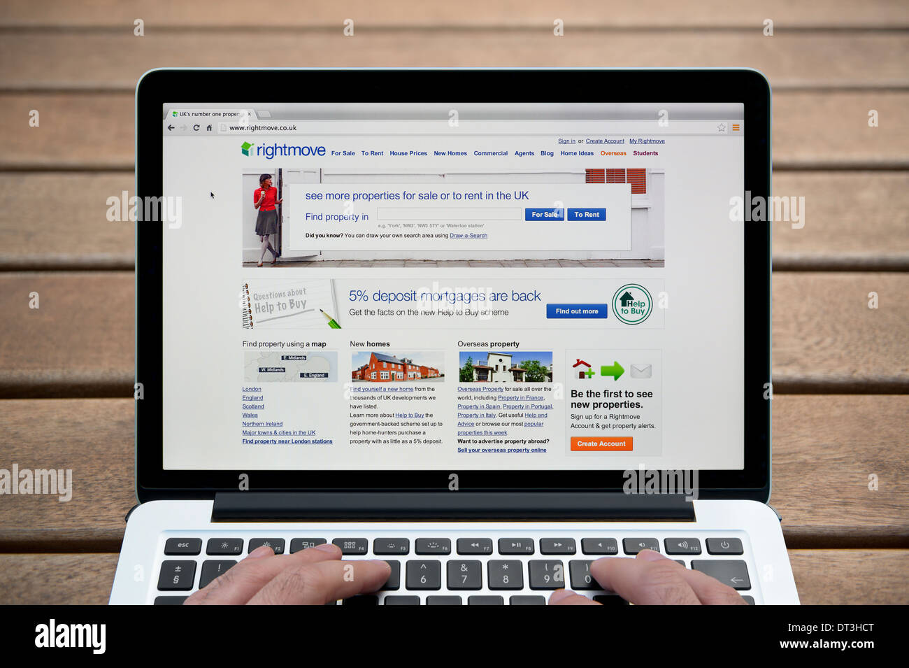 Die Rightmove-Website auf einem MacBook Hintergrund eine Holzbank im Freien einschließlich eines Mannes Finger (nur zur redaktionellen Verwendung). Stockfoto Die Rightmove-Website auf einem MacBook Hintergrund eine Holzbank im Freien einschließlich eines Mannes Finger (nur zur redaktionellen Verwendung). Stockfoto