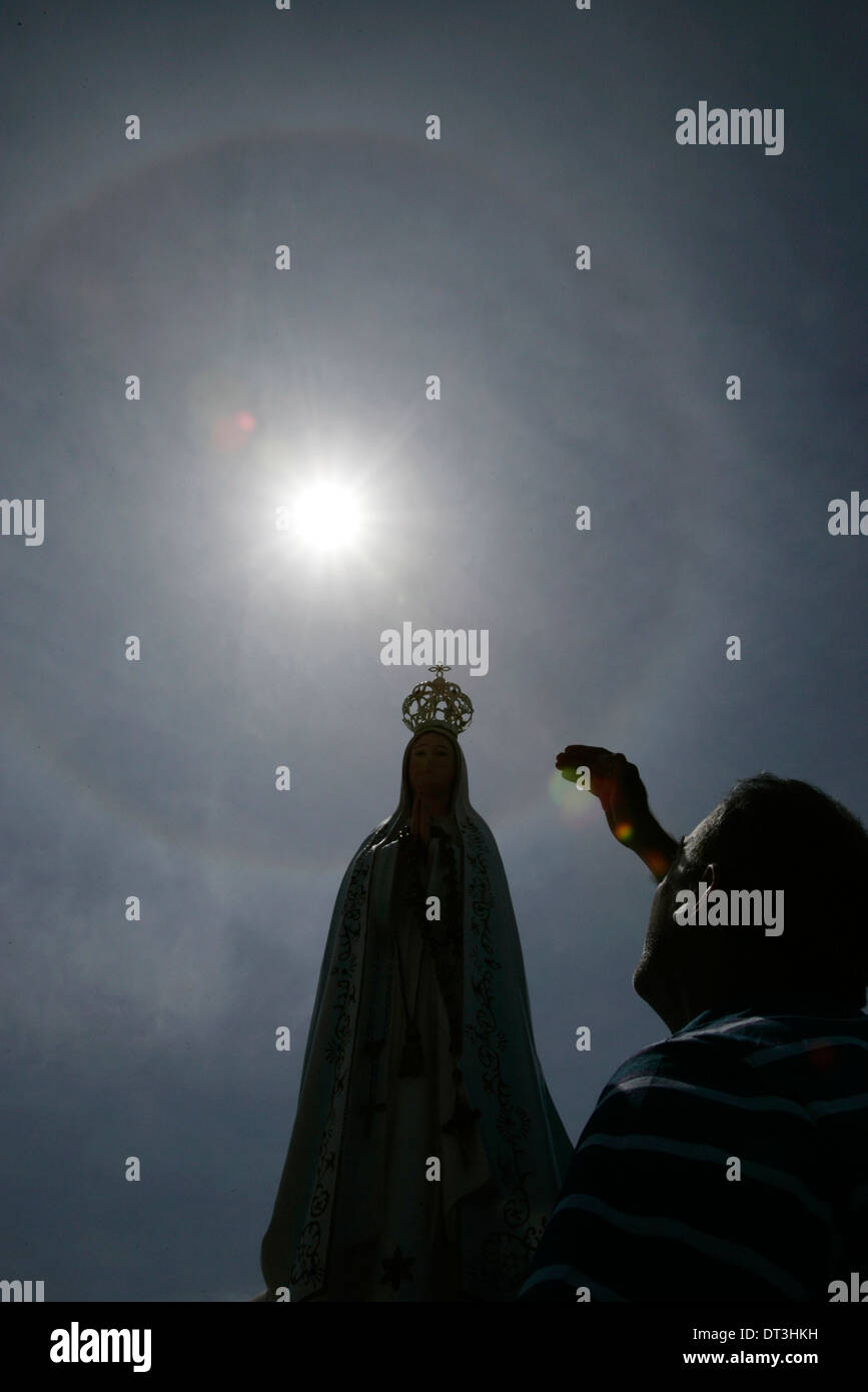 Pilgrim reagiert mit Statue der Muttergottes von Fatima während der Prozession von Fatima in Zentralportugal. Stockfoto