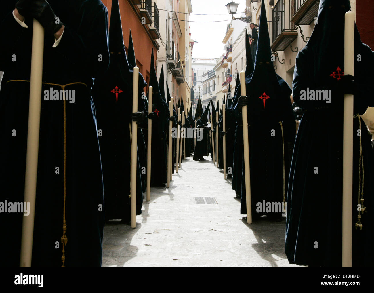 Büßer nehmen an der La Carretera Bruderschaft Prozession während der Karwoche in Sevilla Stockfoto