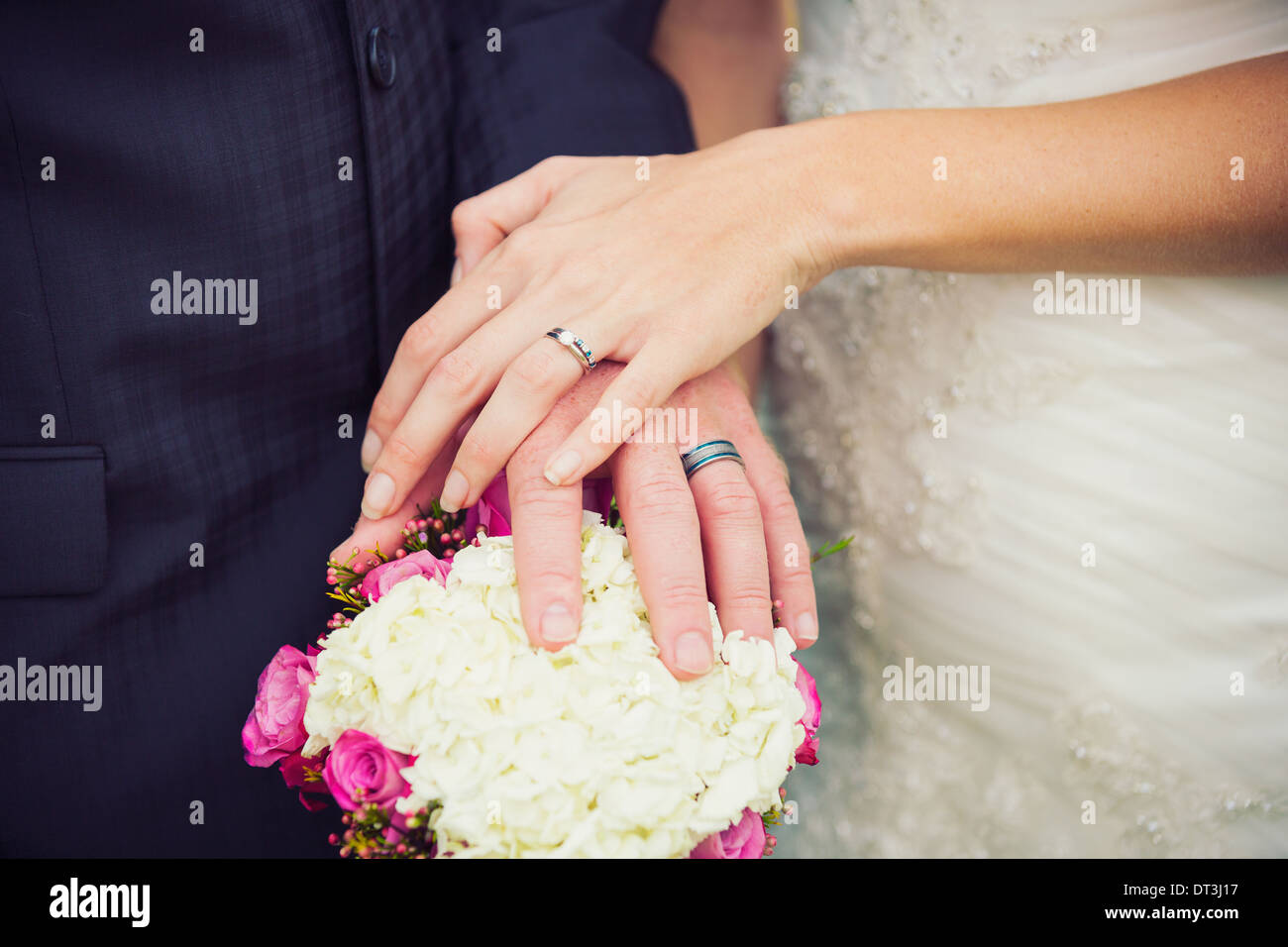 Hochzeitspaar, Detail der Blumenstrauß und Ringe, geringe Schärfentiefe Stockfoto