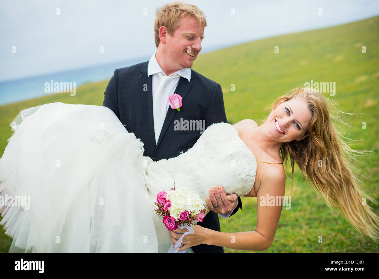 Hochzeitspaar, glückliche Braut und Bräutigam, geringe Schärfentiefe Fokus Braut Stockfoto