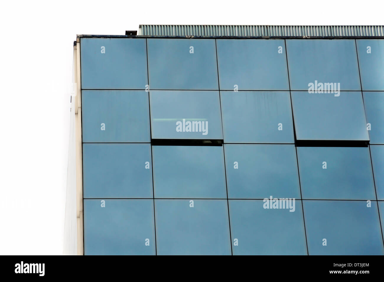 Büro-und Geschäftshaus Glasfassade und offenen Fenstern. Moderne Architektur. Stockfoto