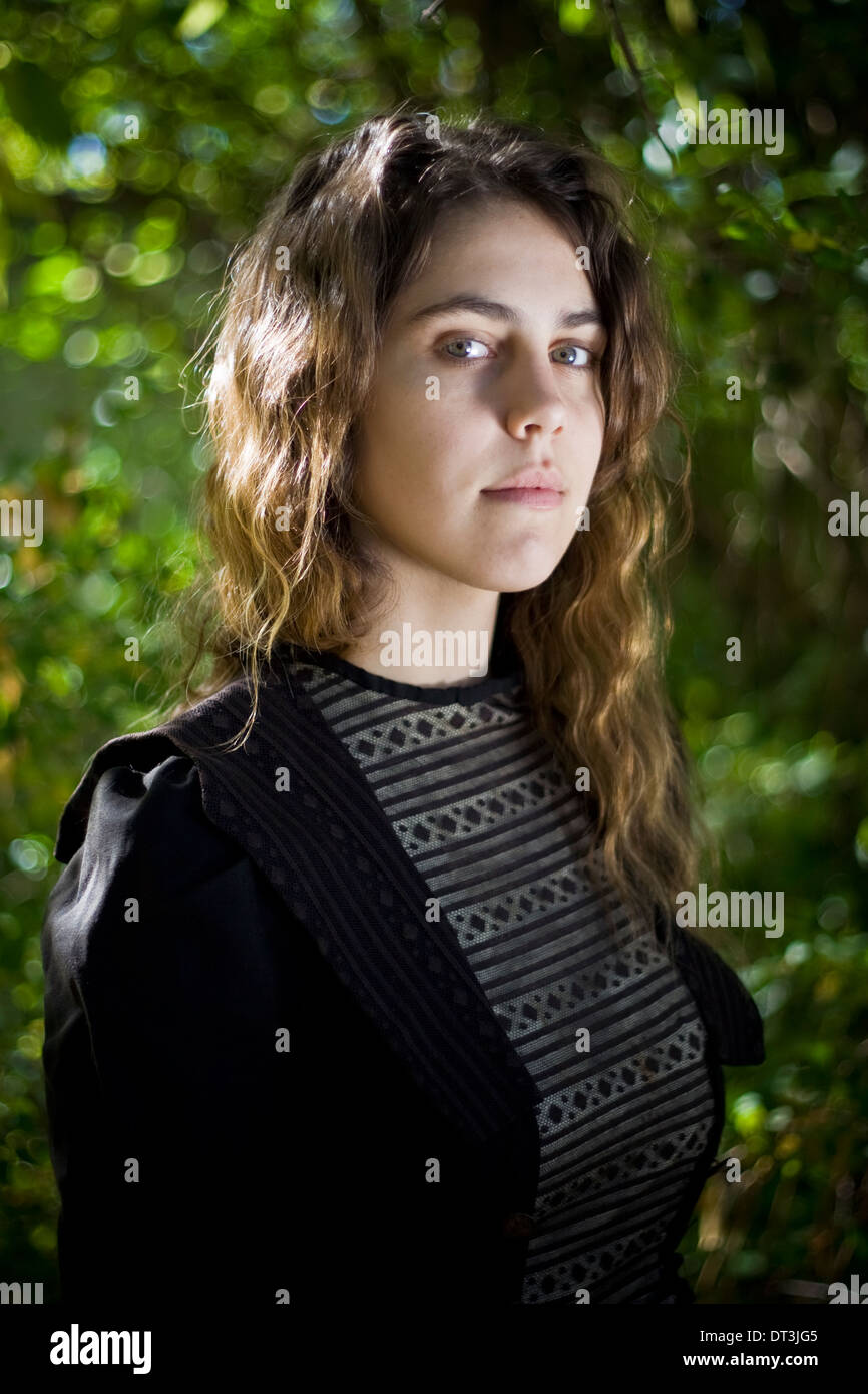 Ein Porträt einer jungen Frau trägt eine Vintage Bluse aus der viktorianischen/Edwardian Ära. Stockfoto