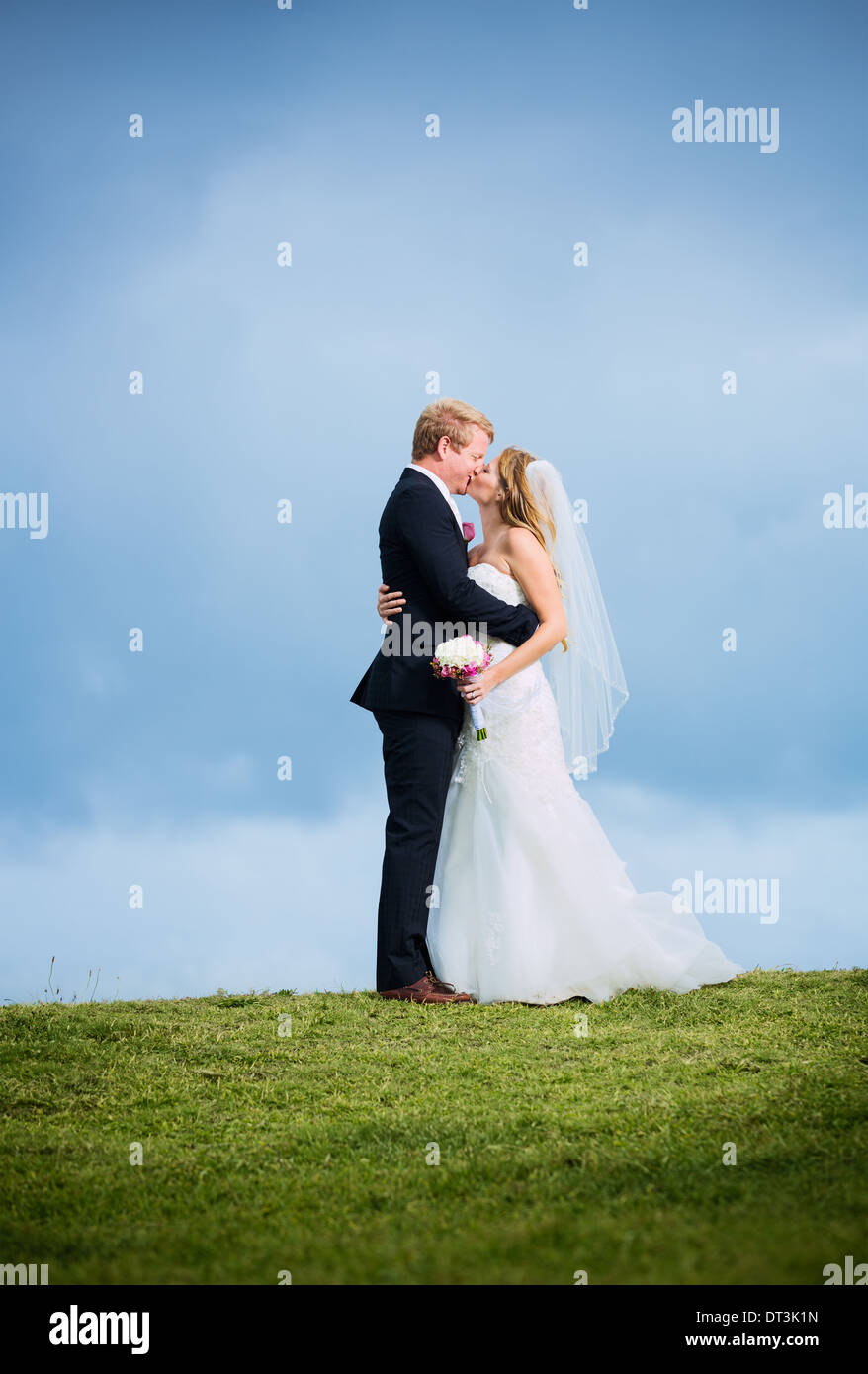 Hochzeit paar, glücklich romantische Braut und Bräutigam in Liebe küssen Stockfoto