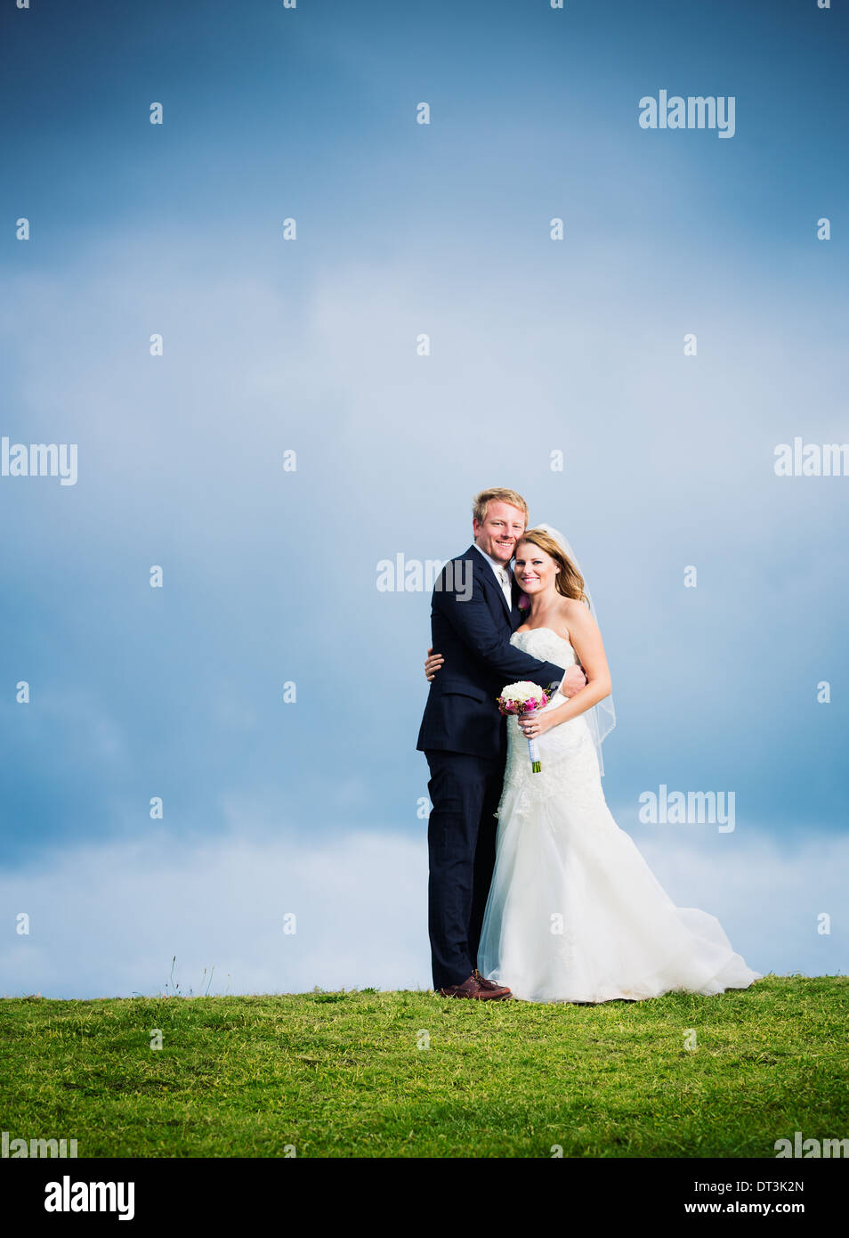 Hochzeit paar, glücklich romantische Braut und Bräutigam in Liebe umarmen Stockfoto