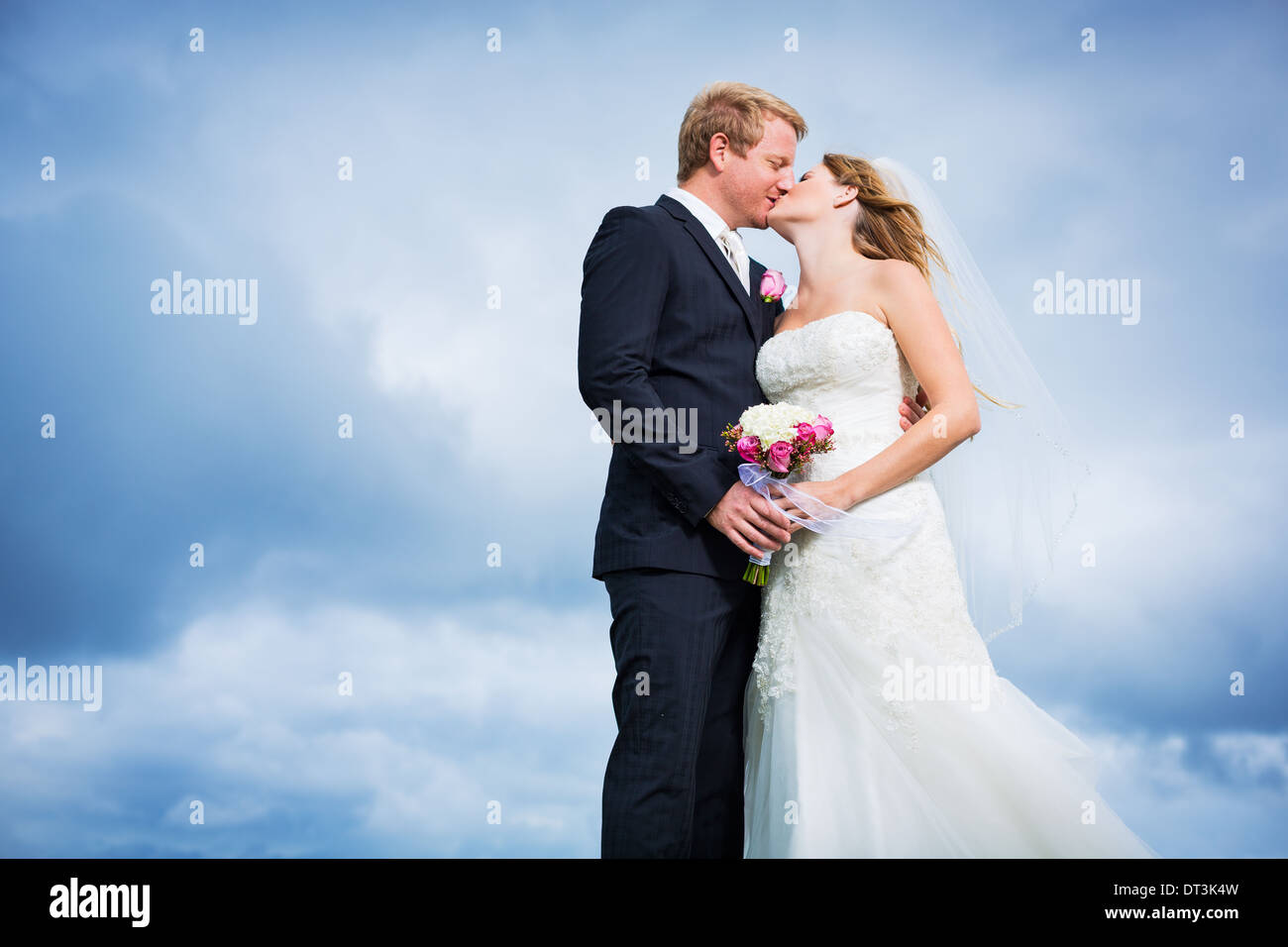 Brautpaar, Braut und Bräutigam küssen Stockfoto