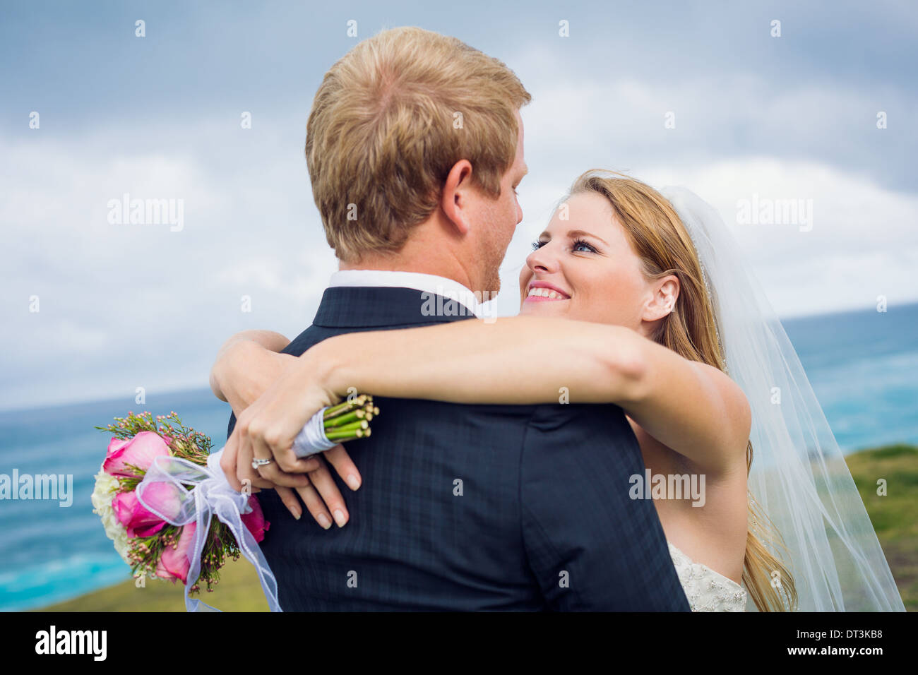Hochzeitspaar, glücklich romantische Braut und Bräutigam, geringe Schärfentiefe Fokus Braut Stockfoto