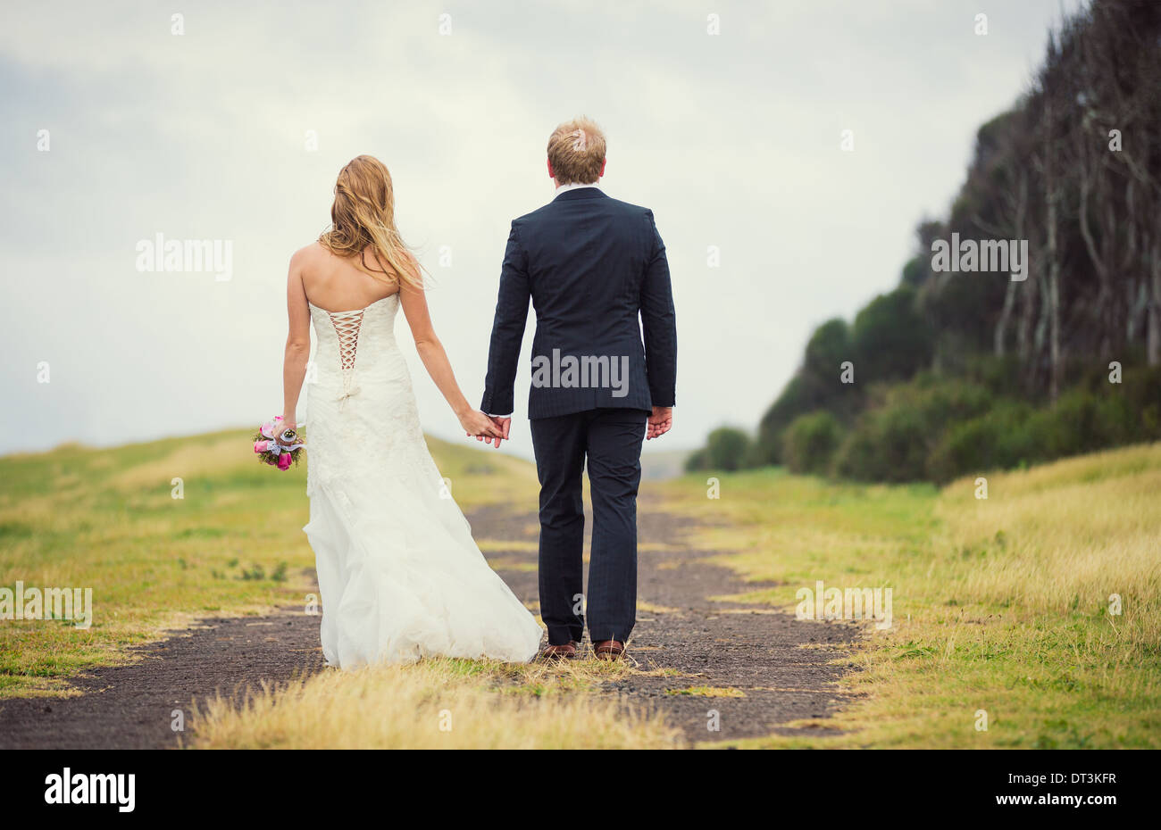 Hochzeitspaar in der Natur, romantische glückliche Braut und Bräutigam, Stockfoto