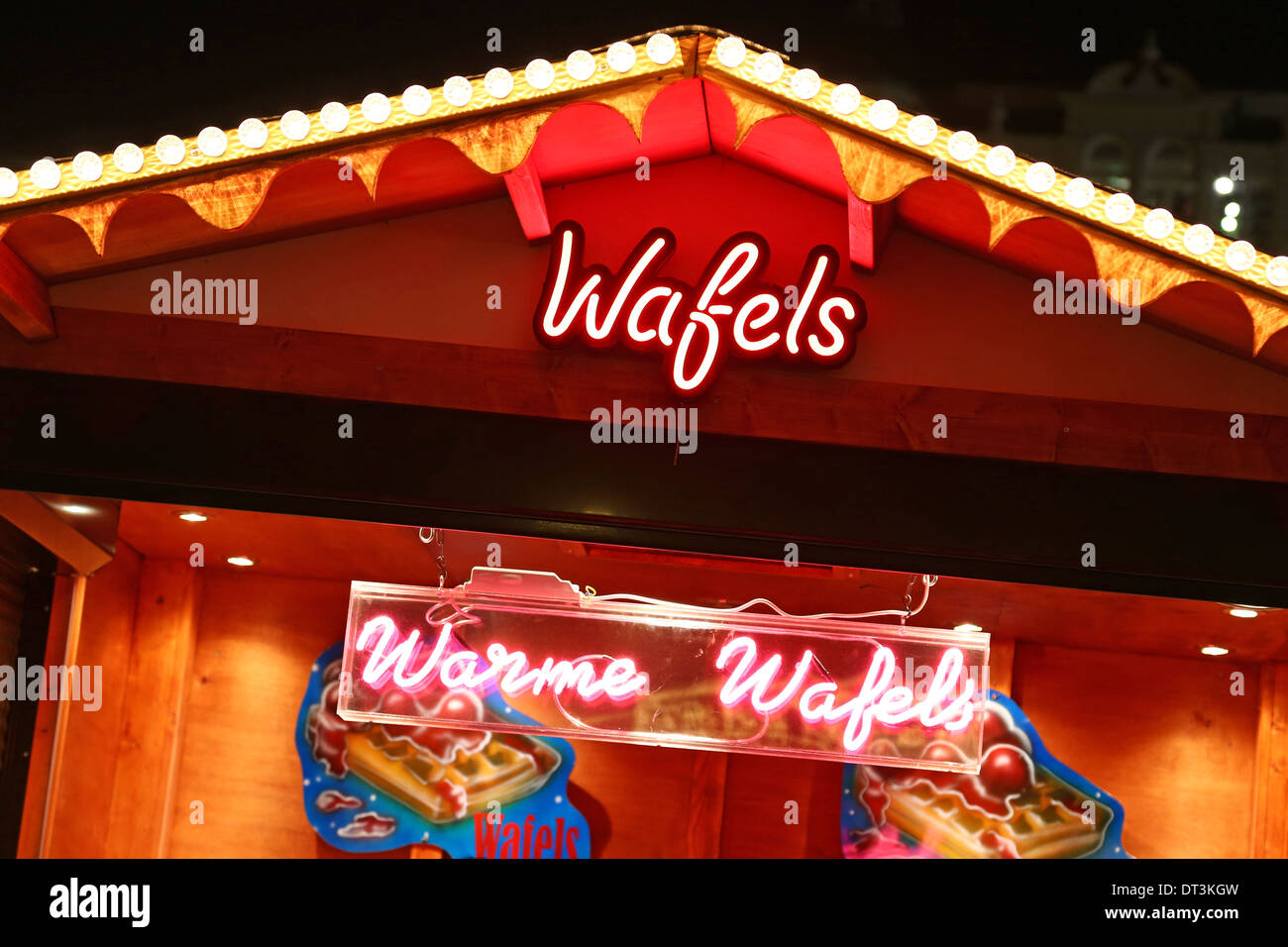 Wafel Garküche Verkauf von holländischen Waffeln auf dem Weihnachtsmarkt in Amsterdam, Holland Stockfoto