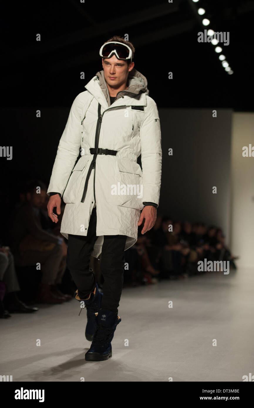 New York, NY, USA. 7. Februar 2014. Ein Model auf dem Laufsteg für Herbst/Winter 2014 NAUTICA Mode zeigen während der New York Fashion Week 2014. Bildnachweis: Jodi Jones/ZUMA Wire/ZUMAPRESS.com/Alamy Live-Nachrichten Stockfoto