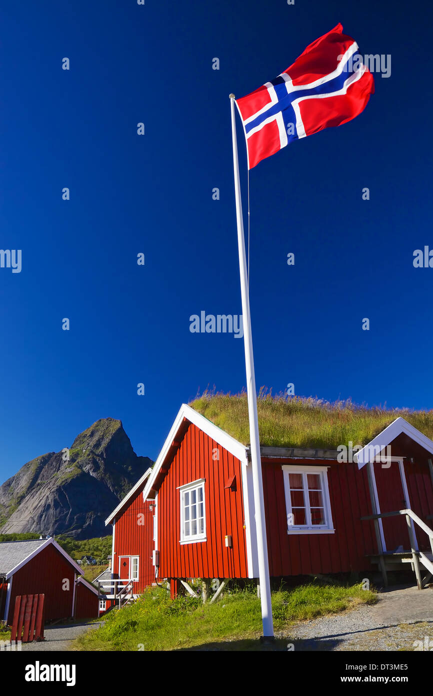Norwegische Flagge mit typisch norwegischen roten Holzhaus mit Sod Dach ...