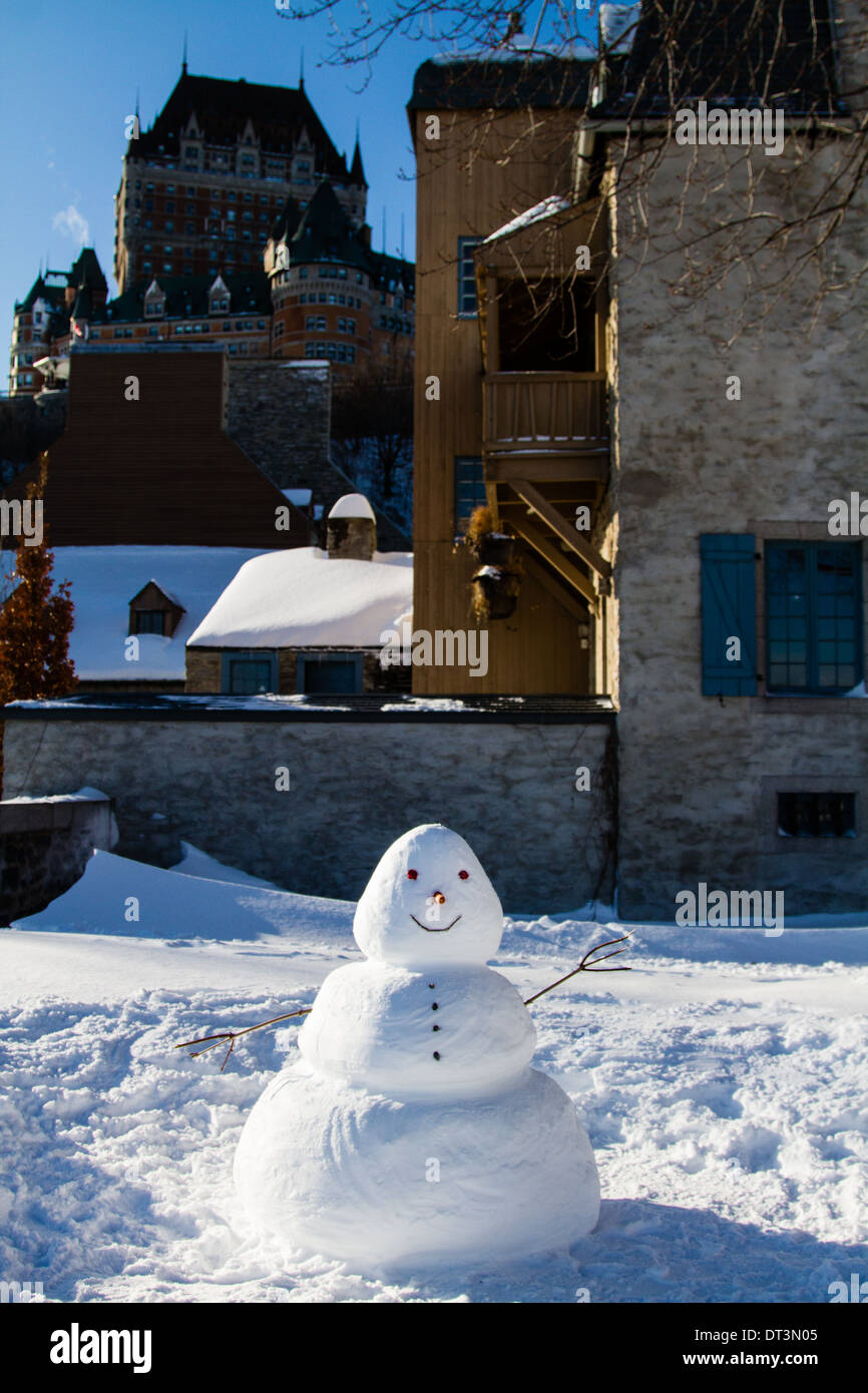 Schneemann mit Chateau Frontenac im Hintergrund in Quebec City, Kanada Stockfoto