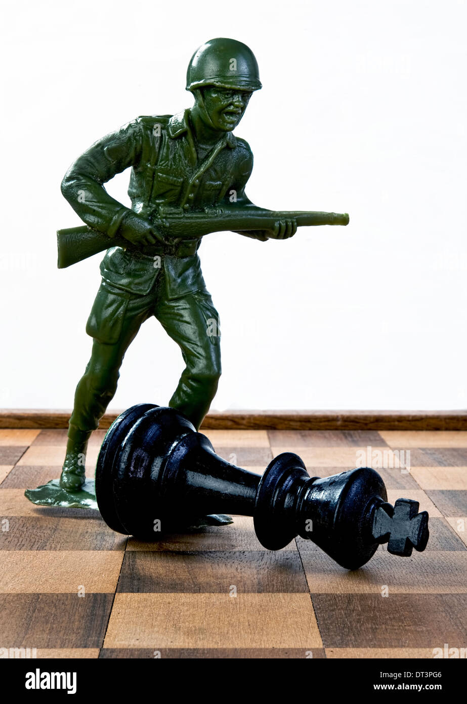 Spielzeugsoldat Schach König kämpfen. Stockfoto