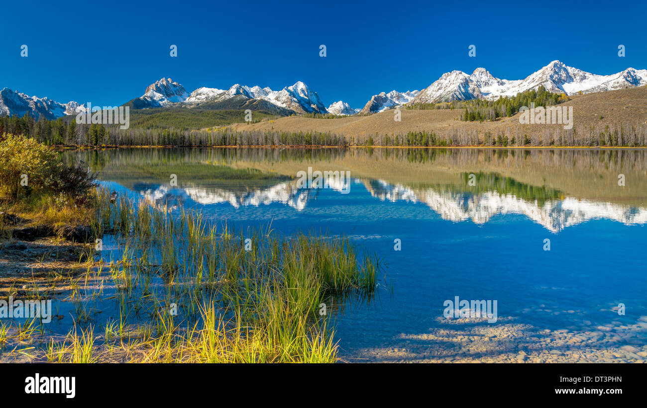 Schöner See mit Rocky Mountains Reflexion Stockfoto