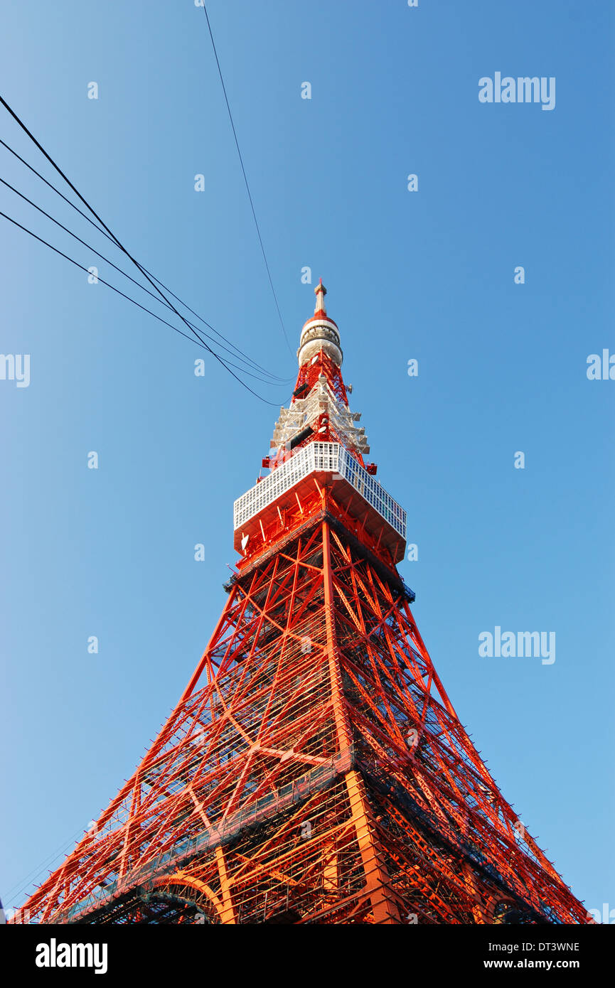 Tokyo Fernsehturm am sonnigen Tag Stockfoto