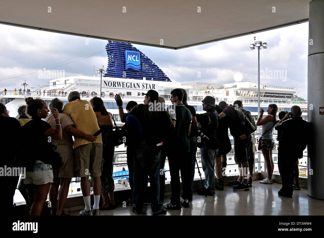 Besucher in die Miraflores-Schleusen Panamakanal Stockfoto