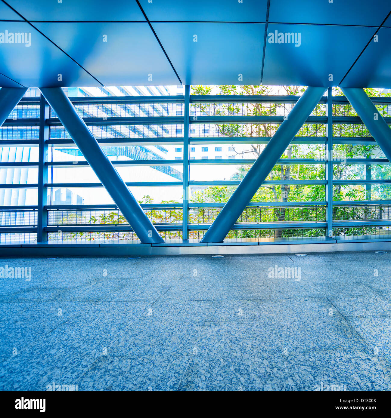 Glaswand im Bürogebäude Stockfoto