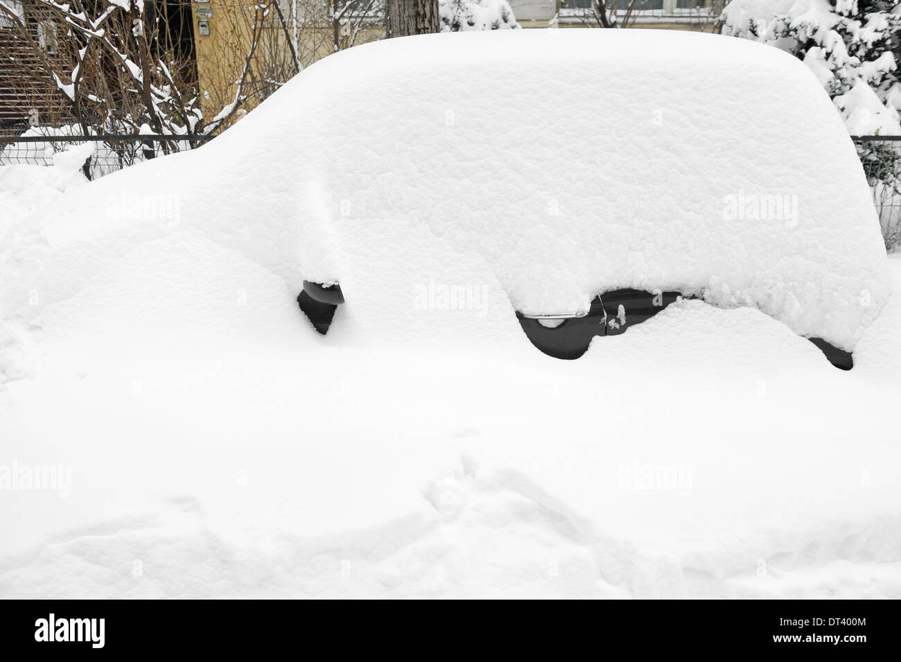 Schneebedeckte Auto nach starkem Schneefall Stockfoto