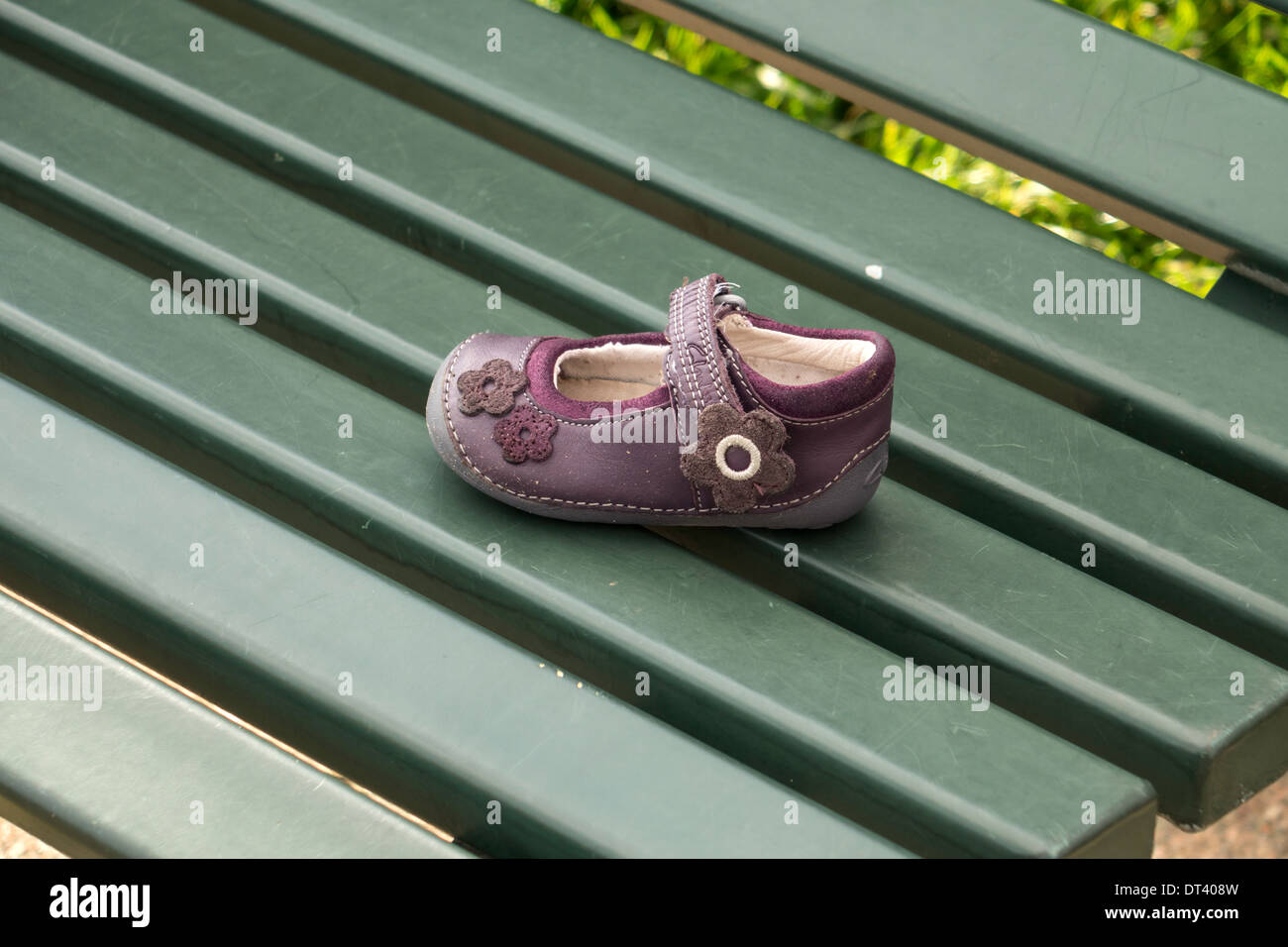 Ein kleines Mädchen Schuh verloren oder aufgegeben, platziert auf einer Bank für den Fall, dass der Eigentümer kommt es zu suchen Stockfoto