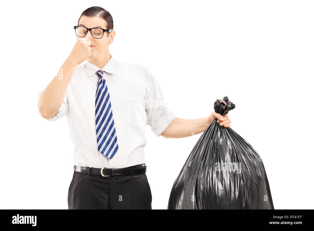 Männliche schließen seine Nase und hält einen stinkenden Müllsack Stockfoto