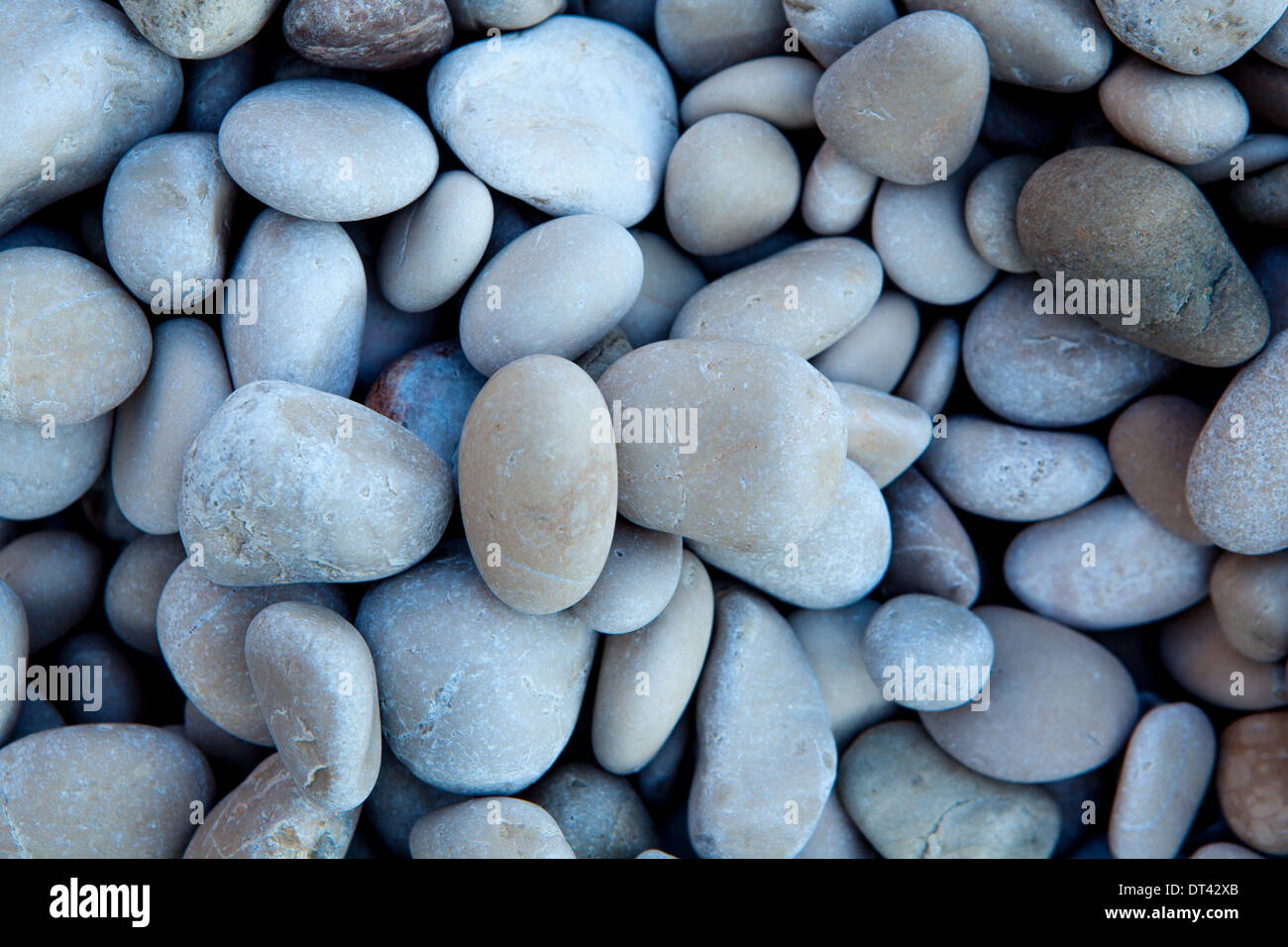 Natürlich poliert weißen Stein Kiesel Hintergrund am Strand Stockfoto