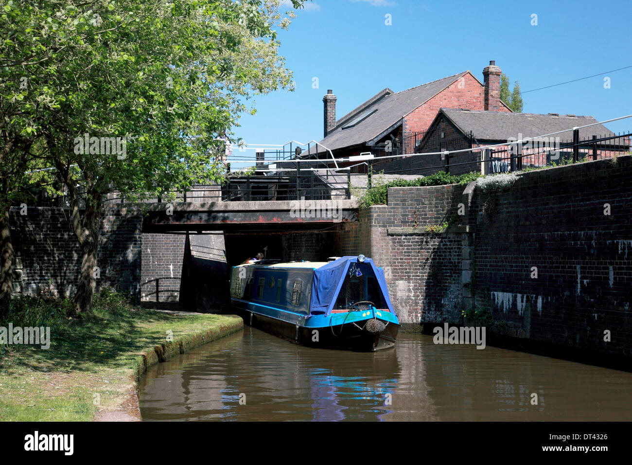 Ein Narrowboat verlassen Schloss 40, die Endzentrierung der Stoke-Flug von Sperren auf dem Trent und Mersey Kanal in Etrurien, Stoke-on-Trent Stockfoto